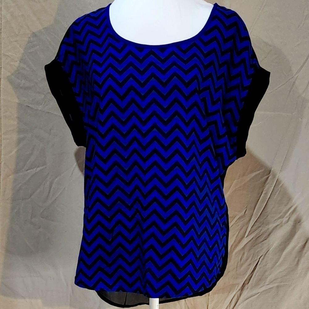Live 4 Truth M blue and black chevron cap sleeve sheer keyhole open back top